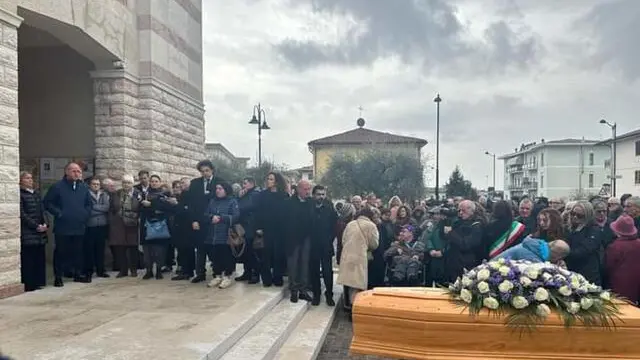 Funerali di Stefano Gheller, il 51enne vicentino affetto da una grave forma di distrofia muscolare e 'paladino' della battaglia per il suicidio medicalmente assistito, deceduto nel pomeriggio di giovedì 22 febbraio in seguito a complicazioni legate a un ricovero, 26 febbraio 2024. ANSA/ASSOCIAZIONE COSCIONI +++ NO SALES, EDITORIAL USE ONLY +++ NPK +++