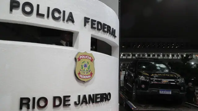 epa10262311 The police vehicle attacked by former leader of the PTB political party Roberto Jefferson sits on the back of a tow truck, in Rio de Janeiro, Brazil, 23 October 2022. Jefferson, an ally of Brazilian President Jair Bolsonaro, threw a grenade and shot at a group of police officers when they were preparing to arrest him. Jefferson turned himself in to the authorities after several hours. EPA/ANDRE COELHO