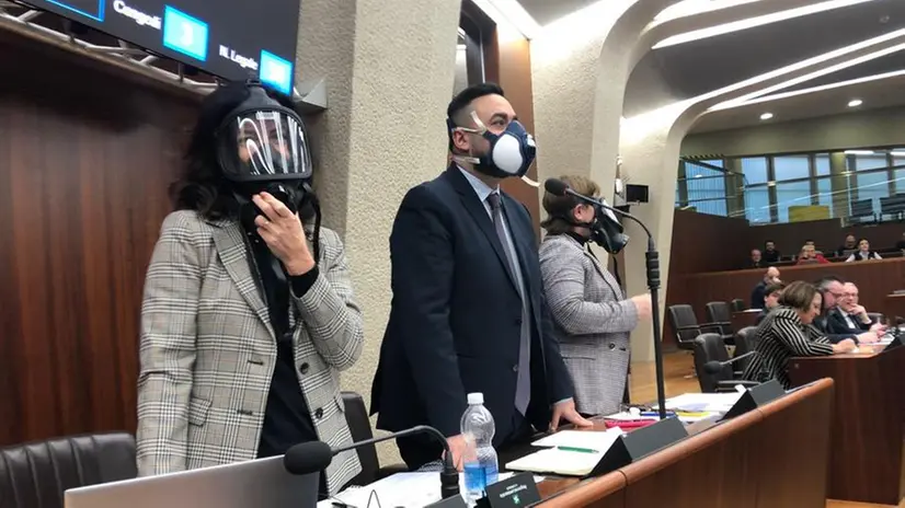 I consiglieri M5S in Lombardia con la maschera anti gas - Foto © www.giornaledibrescia.it