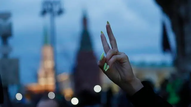 epa09150419 A woman shows V-sign during an opposition rally in Moscow, Russia, 21 April 2021. Unauthorized rallies in support of Alexei Navalny are expected to be held throughout Russia. Russian opposition leader Alexei Navalny has been transferred from the penal colony No. 2 (IK-2) in Pokrov, Vladimir region, to the regional prison hospital in IK-3 in Vladimir for receiving vitamin therapy. The decision was taken amid Navalny's hunger strike and announced by his team members fearing for his life. EPA/SERGEI ILNITSKY