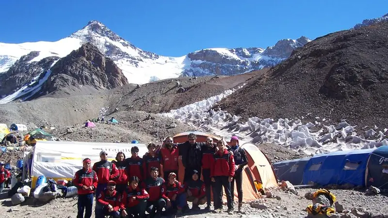 Il bornatese Giancarlo Sardini con il gruppo della scuola di guide Don Bosco  ai piedi dell'Aconcagua