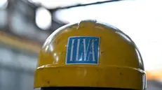 Caschetto di protezione marchiato Ilva, nella fabbrica ex Ilva a Genova Cornigliano. Genova, 24 gennaio 2024.
ANSA/LUCA ZENNARO