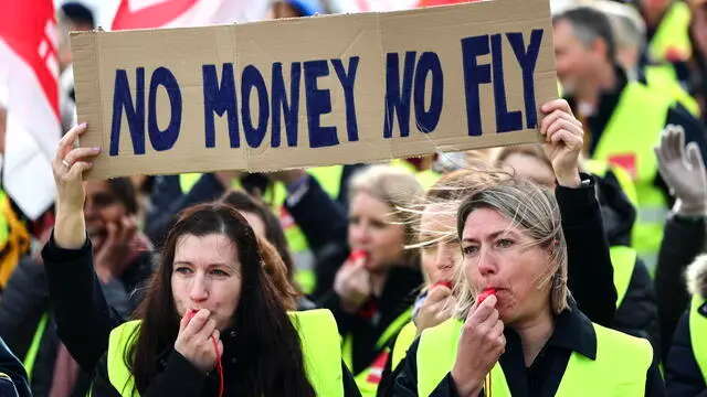 epa11133425 Lufthansa's staff members whistle and display placards during a warning strike at the Munich International Airport in Munich, Germany, 07 February 2024. The ver.di trade union has called on Lufthansa's ground staff to go on a 27-hour warning strike from 4:00 am on 07 February until 08 February morning. The action will affect Frankfurt am Main, Munich, Hamburg, Berlin and Dusseldorf airports.  EPA/ANNA SZILAGYI