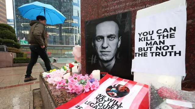 epa11167421 Tributes to late Russian opposition leader Alexei Navalny in front of a monument carrying a work of the late Russian poet Alexander Pushkin, in Seoul, South Korea, 20 February 2024.  EPA/YONHAP SOUTH KOREA OUT