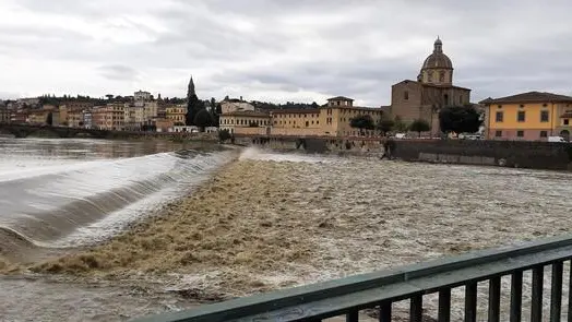 L'ondata di maltempo in Toscana ha trasformato in una notte anche il fiume Arno che nel suo attraversamento a Firenze ha aumentato la portata d'acqua in poche ore, da modesto corso d'acqua ristretto al centro dell'alveo, a vero fiume che si è disteso nella sua ampiezza da una riva all'altra, 25 settembre 2022. ANSA / Michele Giuntini