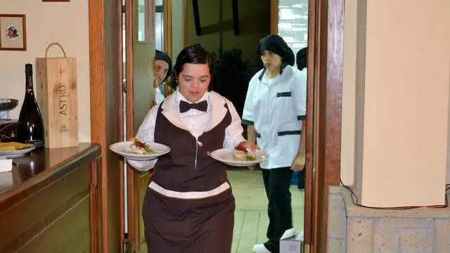 Un momento della cena in cui 20 ragazzi down e con deficit intellettvi hanno completato un percorso formativo (lo hanno chiamato "Modi gentili e semplici sapori") dando vita alla loro personalissima "cena di Babette". La serata è il frutto di sei mesi di lavoro per dimostrare a se stessi e agli altri, di "saper fare", di saper preparare e servire una cena vera, dalla cucina al servizio in sala, alla mescita dei vini nei calici. QUARTO(NAPOLI) 10 SETTEMBRE 2015. ANSA/UFFICIO STAMPA

+++ ANSA PROVIDES ACCESS TO THIS HANDOUT PHOTO TO BE USED SOLELY TO ILLUSTRATE NEWS REPORTING OR COMMENTARY ON THE FACTS OR EVENTS DEPICTED IN THIS IMAGE; NO ARCHIVING; NO LICENSING +++