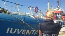 La nave Iuventa della ong tedesca Jugend Rettet, una delle organizzazioni che non hanno sottoscritto il codice di comportamento predisposto dal Viminale per il soccorso in mare dei migranti, bloccata nel porto di Lampedusa (Agrigento), 02 agosto 2017.  
ANSA/POLIZIA DI STATO
+++EDITORIAL USE ONLY - NO SALES+++