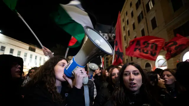 Un momento della manifestazione dalla Rete degli Studenti Medi ÒContro le manganellate e la gestione del ministro dell'Interno Matteo Piantedosi" in riferimento agli eventi accaduti a Pisa, Firenze e Catania, tra manifestanti e Forze dell'Ordine, Roma, 25 febbraio 2024. ANSA/ANGELO CARCONI