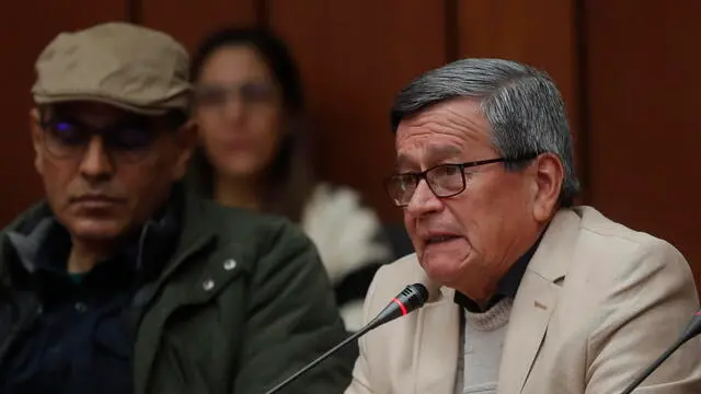 epa11034763 The ELN leader and delegate Pablo Beltran (R) speaks during a session of the fifth round of negotiations between the Colombian Government and the National Liberation Army (ELN) in Mexico City, Mexico, 17 December 2023. The fifth round ends with solid progress towards peace and a commitment to end kidnapping by the ELN group.  EPA/ISAAC ESQUIVEL