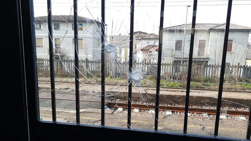 Il vetro rotto della porta d'ingresso della stazione di Manerbio - Foto © www.giornaledibrescia.it