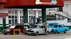 epa11187550 Several cars at a gas station in Havana, Cuba, 28 February 2024. The Government of Cuba announced this 28 February that in two days it will apply the postponed increase of more than 400% in retail fuel prices, the spearhead of a controversial adjustment plan to try to get the country out of its deep economic crisis. Once the increase is launched, regular gasoline will go from the current 25 pesos (CUP) to 132 (from 0.21 dollars to 1.1, at the official exchange rate for individuals). Retail prices of other fuels will see similar increases. EPA/Ernesto Mastrascusa