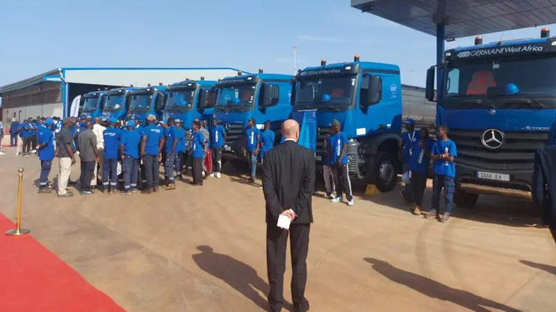 Gli inconfondibili camion azzurri della Germani in Senegal - © www.giornaledibrescia.it