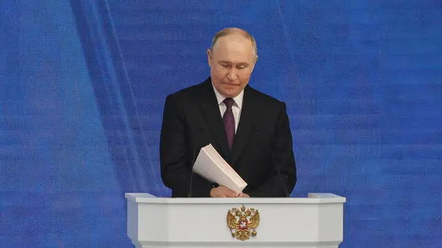 epa11187976 Russian President Vladimir Putin delivers his annual address to the Federal Assembly at the Gostiny Dvor conference center in Moscow, Russia, 29 February 2024. About 1,200 people, including lawmakers of Russia’s two-chamber parliament, Government members, heads of the Constitutional and Supreme court, and regional governors, were invited to attend the event. EPA/SERGEI ILNITSKY