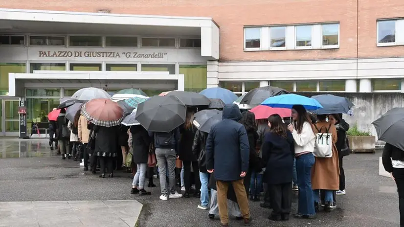 Strage di Erba, coda fuori dal tribunale