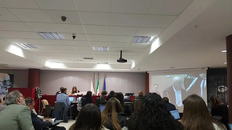 Il maxi schermo nell'aula polifunzionale del tribunale di Brescia - Foto © www.giornaledibrescia.it