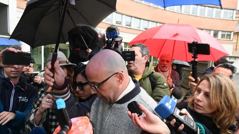 Azouz Marzouk fuori dal tribunale di Brescia - Gabriele Strada /Neg © www.giornaledibrescia.it