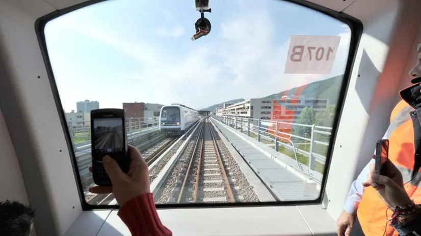 La foto del primo viaggio in metro del 2013 - Gabriele Strada /Neg © www.giornaledibrescia.it