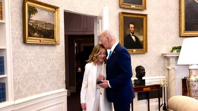 Italian Prime Minister, Giorgia Meloni, during the meeting with US President Joe Biden in the Oval Office of the White House in Washington DC, USA, 01 March 2024. ANSA/CHIGI PALACE PRESS OFFICE/FILIPPO ATTILI +++ ANSA PROVIDES ACCESS TO THIS HANDOUT PHOTO TO BE USED SOLELY TO ILLUSTRATE NEWS REPORTING OR COMMENTARY ON THE FACTS OR EVENTS DEPICTED IN THIS IMAGE; NO ARCHIVING; NO LICENSING +++ NPK +++ (bacio)