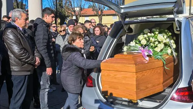 FAGNANO OLONA FUNERALI ANDREA BOSSI UCCISO NELLA SUA ABITAZIONE A CAIRATE - CHIESA SAN GAUDENZIO