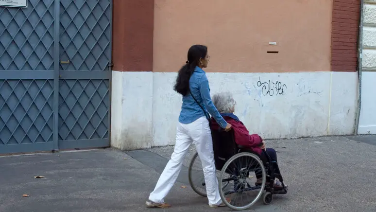 Una badante assiste un'anziana - © www.giornaledibrescia.it