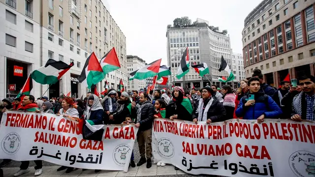 Partenza del corteo per la Palestina da piazza San Babila a Milano, 2 marzo 2024. ANSA/MOURAD BALTI TOUATI
