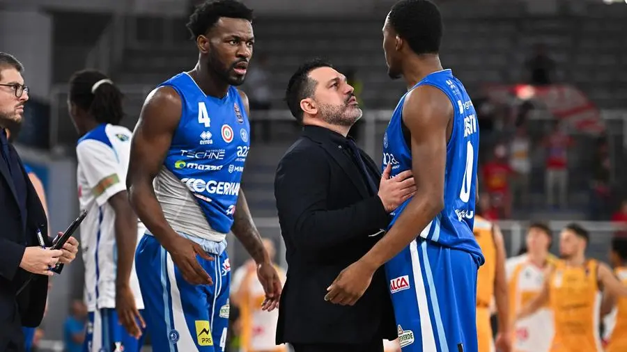 Alessandro Magro e Semaj Christon nel match di andata con Pesaro - Foto New Reporter © www.giornaledibrescia.it