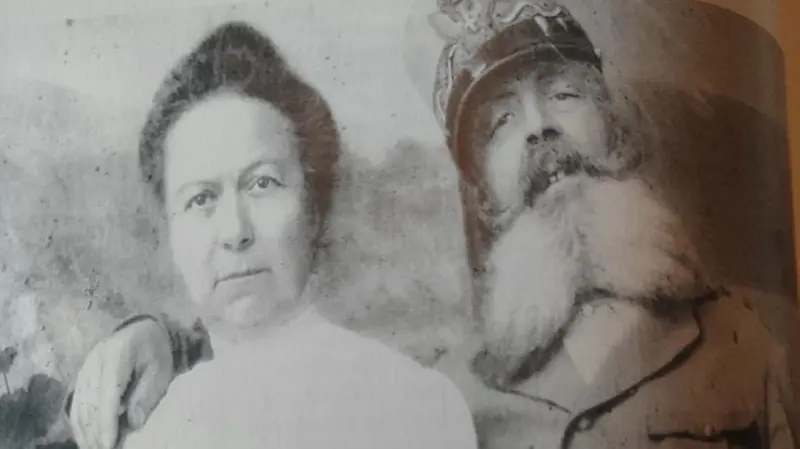 Pietro Felter, verosimilmente in divisa da commissario di Assab, e la moglie Augustine - (foto tratta dalla raccolta di lettere di Felter pubblicata nel 2015 a cura di Vitale Dusi e Donato Ferraro)