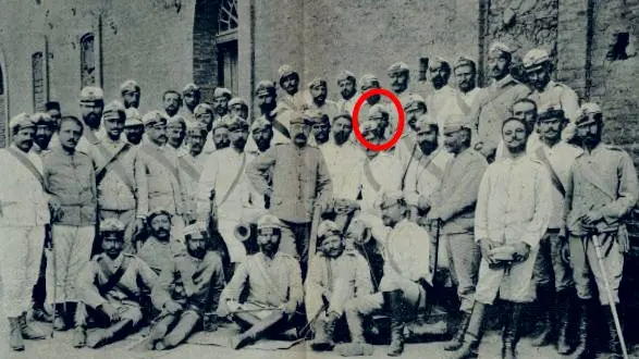 Ufficiali immortalati dopo la presa di Cassala: al centro il generale Barattieri, nel cerchio rosso il tenente Alessandro Pavoni in uno scatto di G. Dumas