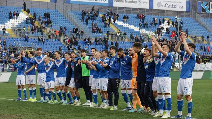 Il saluto della squadra alla curva dopo il fischio finale - Foto New Reporter Nicoli © www.giornaledibrescia.it