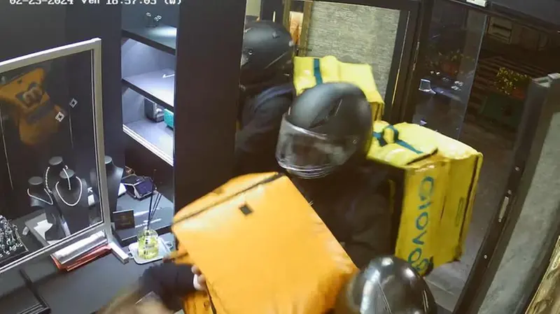 Uno dei concitati momenti dell'assalto in gioielleria - © www.giornaledibrescia.it