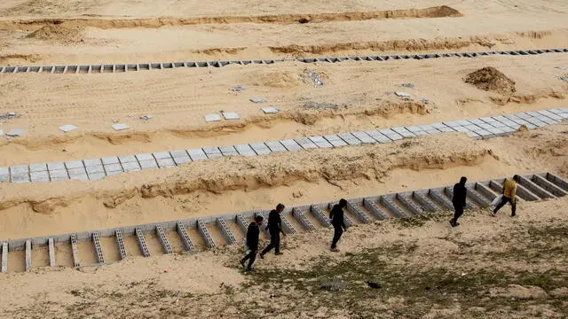 epa11070119 Palestinians prepare graves next to the border with Egypt, in Rafah in the southern Gaza Strip, 11 January 2024. More than 23,400 Palestinians and at least 1,300 Israelis have been killed, according to the Palestinian Health Ministry and the Israel Defense Forces (IDF), since Hamas militants launched an attack against Israel from the Gaza Strip on 07 October, and the Israeli operations in Gaza and the West Bank which followed it. EPA/HAITHAM IMAD