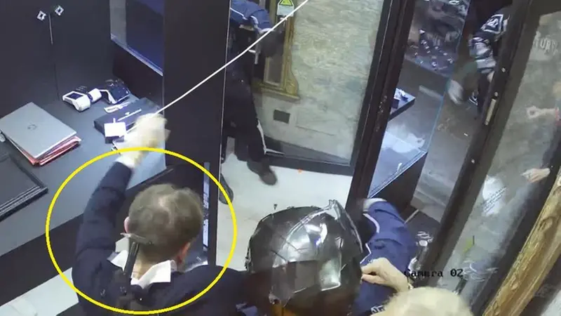 Nel cerchio il martello brandito dai rapinatori - © www.giornaledibrescia.it