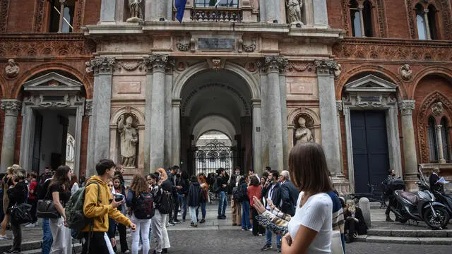 Studenti davanti all’università in via Festa del Perdono in occasione dell’ Evento Obiettivo Studenti in Aula MAgna all’Università Statale Milano, 27 Settembre 2021 ANSA/MATTEO CORNER