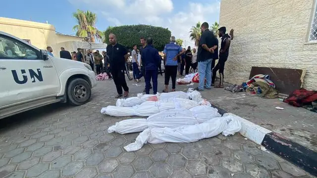 EDITORS NOTE: Graphic content /I cadaveri estratti sotto le macerie dopo i bombardamenti israeliani vengono trasportati nell'ospedale Shuhada a Khan Yunis nella Striscia di Gaza, Palestina, 22 ottobre 2023. ANSA/Sami Al Ajrami +++ ATTENTION EDITOR: THIS PICTURE CONTAINS GRAPHIC CONTENTS+++