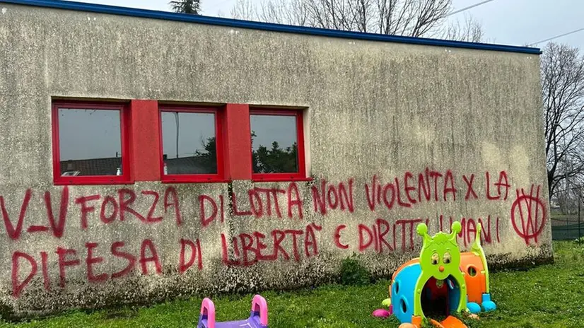 Scritte «no vax» sui muri dell'asilo di San Zeno