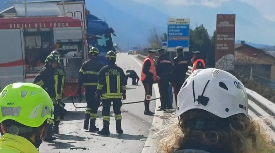 I mezzi di soccorso sul luogo dell'incidente di Esine - © www.giornaledibrescia.it