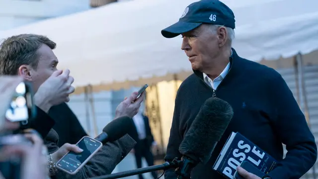 epa11192550 United States President Joe Biden takes questions from reporters as he departs the White House for a weekend trip to Camp David in Washington, DC, USA, 01 March 2024. EPA/Chris Kleponis / POOL