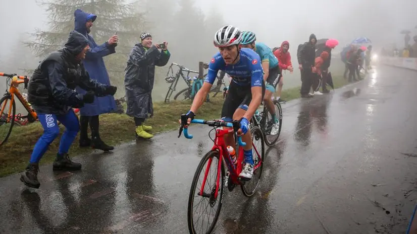 Giulio Ciccone transita sul Mortirolo (versante Valtellina) nel 2019