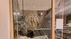 La vetrina danneggiata del negozio di Iginio Massari a Verona - © www.giornaledibrescia.it