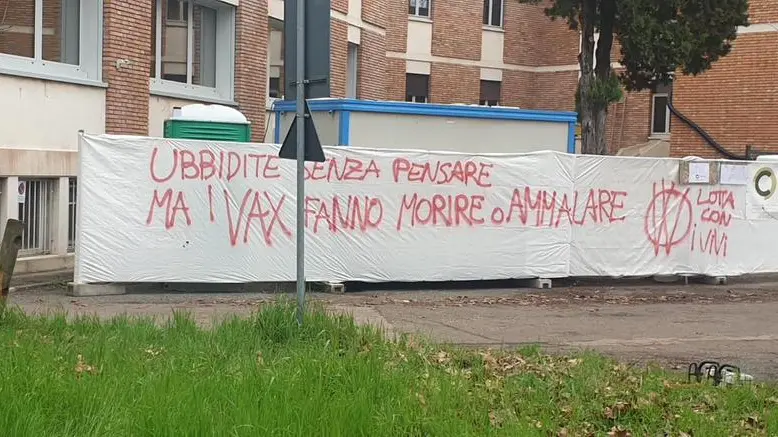 Scritte no vax al Provveditorato