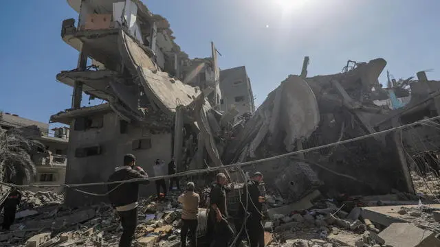 epa11199920 Palestinians search for missing people under the rubble of a destroyed house following Israeli airstrikes in the west of Al Nusairat refugee camp, Gaza Strip, 05 March 2024. More than 30,500 Palestinians and over 1,300 Israelis have been killed, according to the Palestinian Health Ministry and the Israel Defense Forces (IDF), since Hamas militants launched an attack against Israel from the Gaza Strip on 07 October 2023, and the Israeli operations in Gaza and the West Bank which followed it. EPA/MOHAMMED SABER