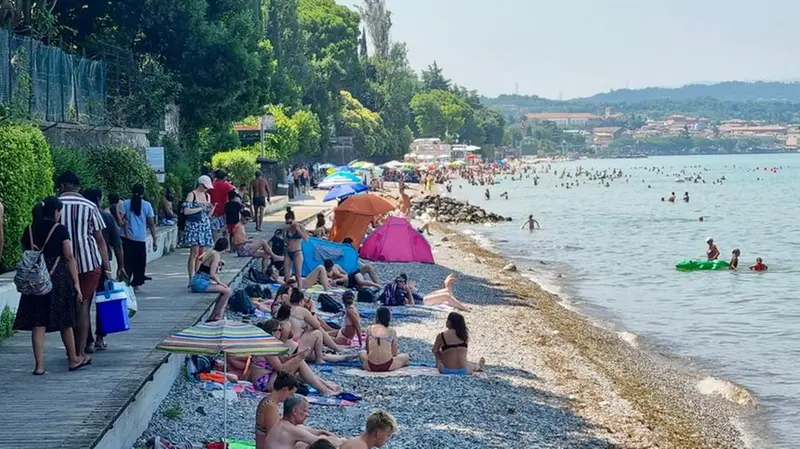 Le affollate spiagge del lago di Garda © www.giornaledibrescia.it