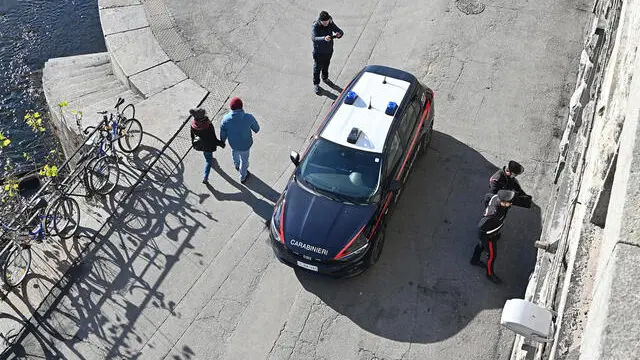 sopralluogo dei carabinieri ai Murazzi dove è stata lanciata una bici dal marciapiede di lungo po' cadorna ferendo un ragazzo e mandandolo in coma davanti al locale the beach a Torino, 21 gennaio 2023 ANSA/ALESSANDRO DI MARCO
