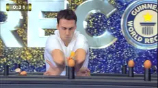 Mario Lampugnani, 30 anni, rompe le uova con i gomiti in trasmissione con Gerry Scotti