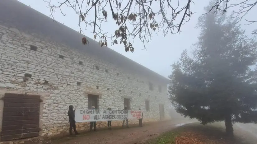 La protesta degli ambientalisti allo Stallone di Adro - Foto © www.giornaledibrescia.it