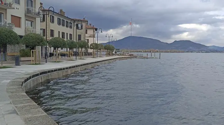 Il lago d'Iseo pieno dopo la pioggia - Foto © www.giornaledibrescia.it