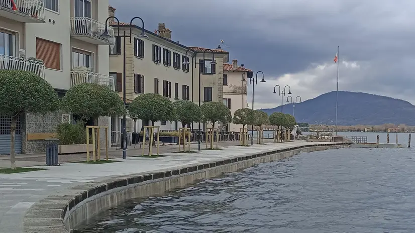 Il lago d'Iseo pieno dopo la pioggia - Foto © www.giornaledibrescia.it