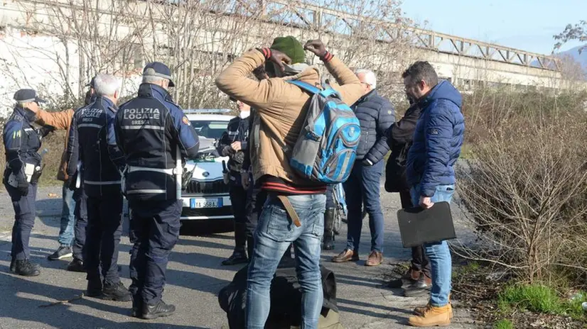 Lo sgombero all'ex Pietra di via Orzinuovi