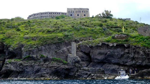 L'arrivo all'approdo della Madonnina sull'isola di Santo Stefano per il sopralluogo delle forze di polizia, dei vigili del fuoco, della capitaneria di porto e del Comaca, insieme ai rappresentanti della struttura commissariale, di Invitalia e del Comune di Ventotene nel all'ex carcere borbonico dell'isola di Santo Stefano, per la verifica delle misure di sicurezza da adottare sull’isola e dei possibili punti di vulnerabilità.Ventotene, 9 maggio 2022 ANSA/LARA GALLINA