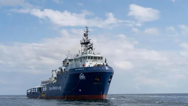 Nella serata di ieri l'equipaggio di Sea-Watch 5 ha salvato 50 persone in difficoltà in mare. Lo rende noto la stessa ong. L'imbarcazione in legno era stata avvistata e segnalata alle autorità dall'aereo da ricognizione di Sea-Watch, Seabird. Le persone soccorse sono a bordo della Sea-Watch 5 e sono in viaggio verso Civitavecchia, il porto assegnato dalle autorità italiane, 30 gennaio 2024. ANSA/US SEA WATCH +++ NPK +++ NO SALES, EDITORIAL USE ONLY +++